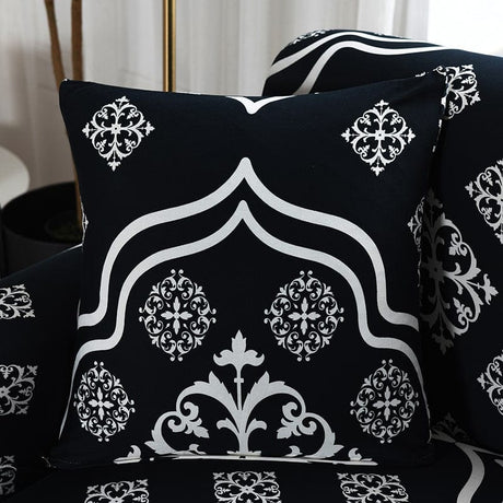 Housses de coussin déperlantes 45×45, lot de 2, Noir médaillons blancs, posée sur un canapé