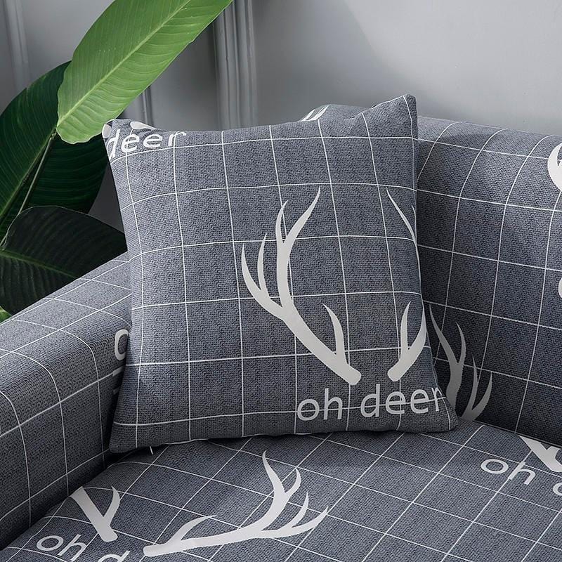 Housses de coussin de Noël 45×45, lot de 2, Gris bois de cerf, posée sur un canapé