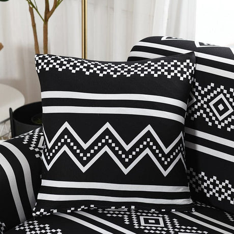 Housses de coussin déperlantes 45×45, lot de 2, Noir zigzags blancs, posée sur un canapé