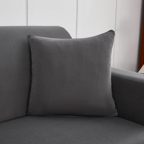 Housses de coussin extensibles 45×45, lot de 2, Gris anthracite, posée sur un canapé