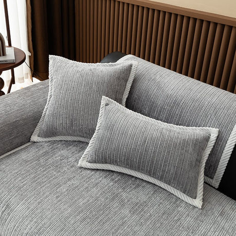 Housse de coussin EasyCover chenille côtelé 45×45, à l'unité, Gris clair côtelé, posée sur un canapé