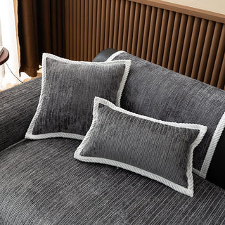 Housse de coussin EasyCover chenille côtelé 45×45, à l'unité, Gris foncé côtelé, posée sur un canapé
