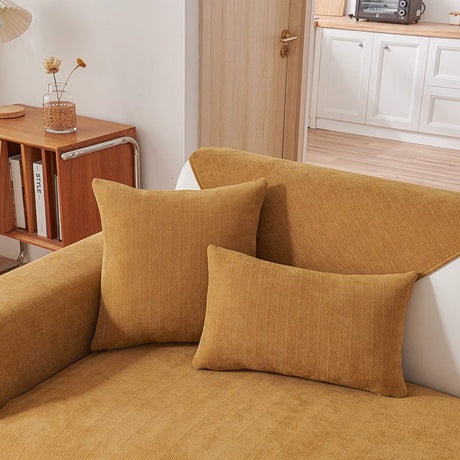 Housse de coussin EasyCover chenille 45×45, à l'unité, Camel, posée sur un canapé