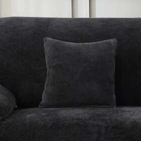 Housses de coussin en velours 45×45, lot de 2, Noir de jais, posée sur un canapé