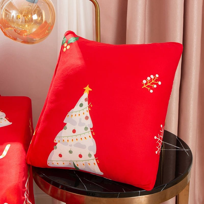 Housses de coussin de Noël 45×45, lot de 2, Rouge sapin blanc, posée sur un tabouret