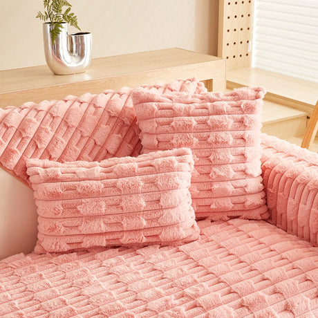 Housse de coussin EasyCover fausse fourrure épaisse 45×45, à l'unité, Rose pavés, posée sur un canapé