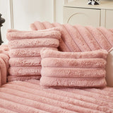 Housse de coussin EasyCover fausse fourrure 45×45, à l'unité, Rose bandes, posée sur un canapé
