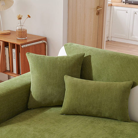 Housse de coussin EasyCover chenille 45×45, à l'unité, Olive, posée sur un canapé