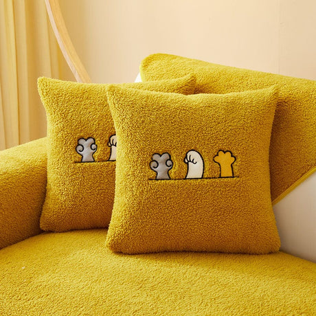 Housse de coussin EasyCover sherpa bouclé 45×45, à l'unité, Jaune moutonné, posée sur un canapé