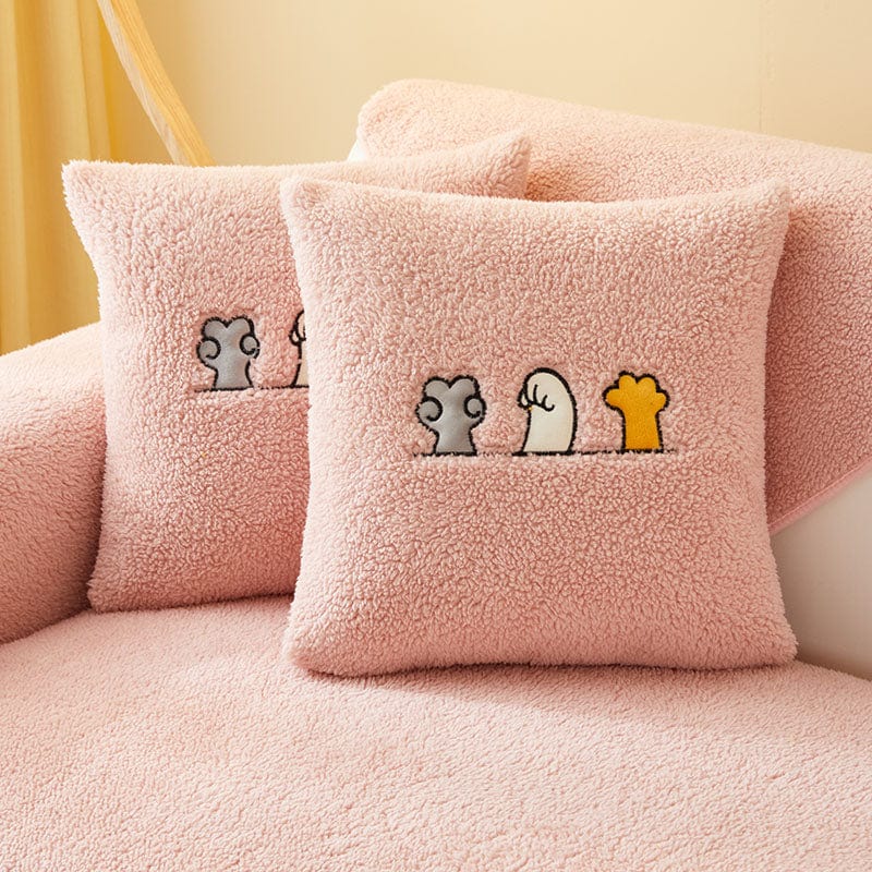 Housse de coussin EasyCover sherpa bouclé 45×45, à l'unité, Rose moutonné, posée sur un canapé