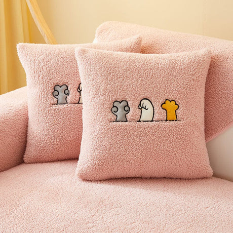 Housse de coussin EasyCover sherpa bouclé 45×45, à l'unité, Rose moutonné, posée sur un canapé