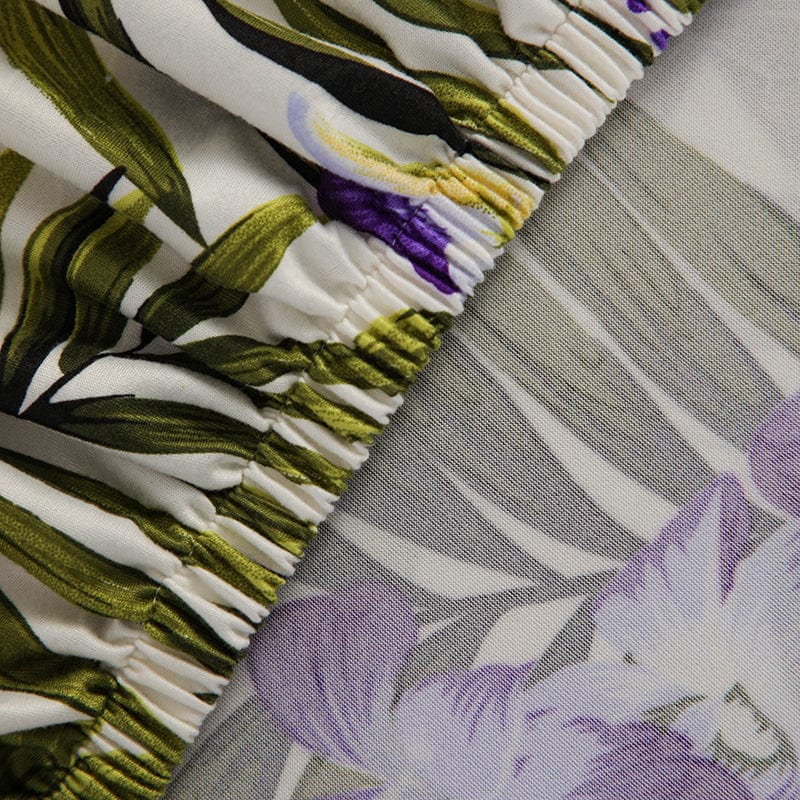 Housse de coussin de canapé extensible, Écru jungle violette, posée sur les coussins d'assise et de dossier d'un canapé — vue 7