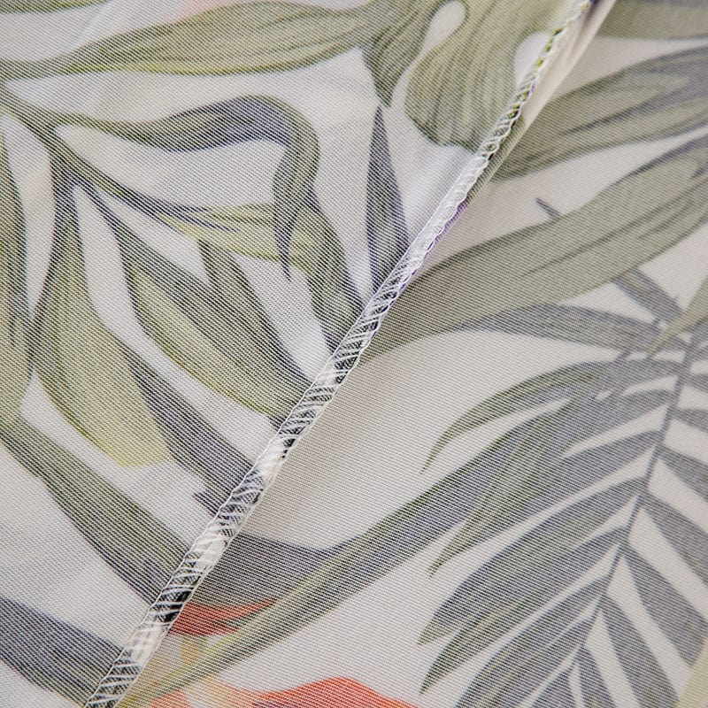 Housse de coussin de canapé extensible, Écru jungle violette, posée sur les coussins d'assise et de dossier d'un canapé — vue 8