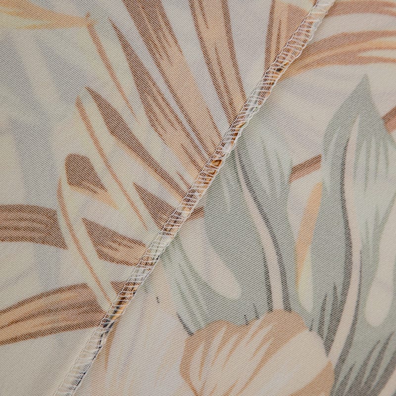 Housse de coussin de canapé extensible, Écru jungle dorée, posée sur les coussins d'assise et de dossier d'un canapé — vue 8