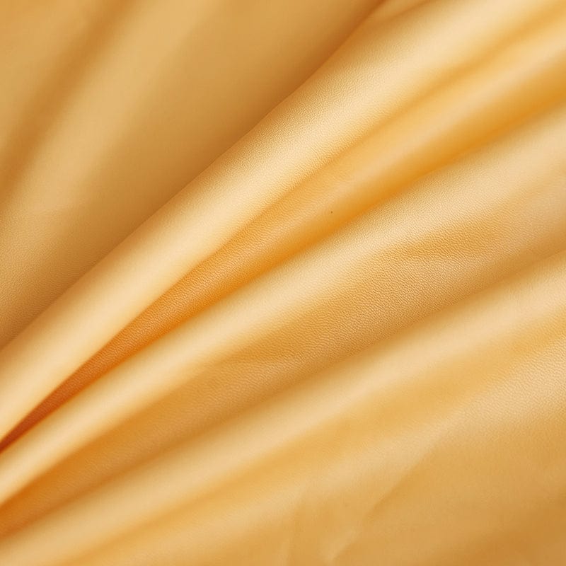 Housse de coussin de canapé en simili cuir, Jaune doré, posée sur les coussins d'assise et de dossier d'un canapé — vue 6