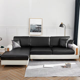 Housse de coussin de canapé en simili cuir, Noir onyx, posée sur les coussins d'assise et de dossier d'un canapé