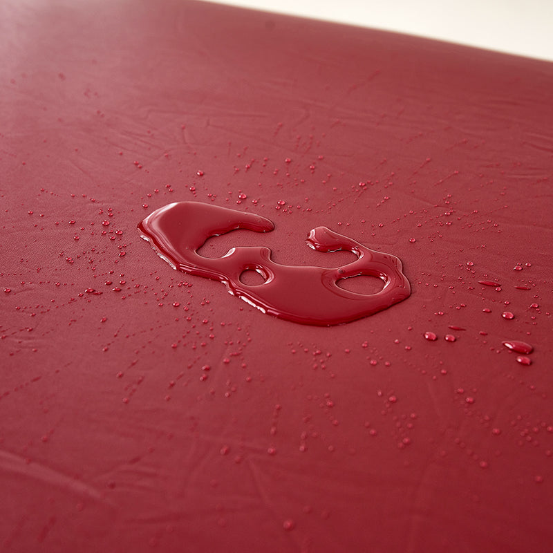 Démonstration imperméabilité totale - L'eau reste en surface du similicuir