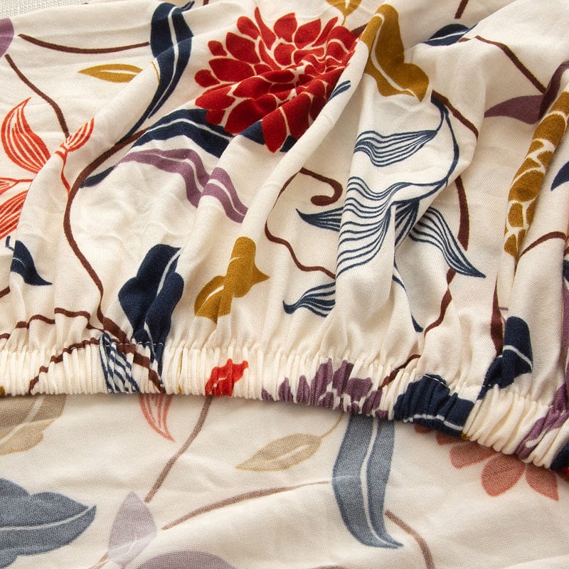 Housse de coussin de canapé extensible, Écru chrysanthèmes rouges, posée sur les coussins d'assise et de dossier d'un canapé — vue 5