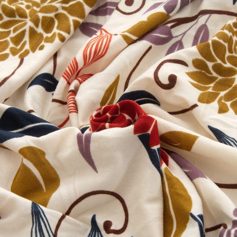 Housse de coussin de canapé extensible, Écru chrysanthèmes rouges, posée sur les coussins d'assise et de dossier d'un canapé — vue 4