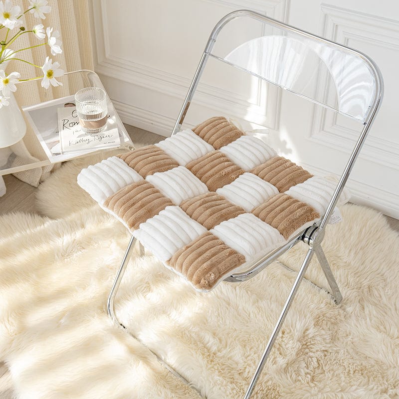 Tapis douillet, coloris Beige, sur l'assise d'une chaise pliante