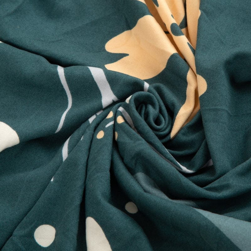 Housse de coussin de canapé extensible, Bleu canard marguerites, posée sur les coussins d'assise et de dossier d'un canapé — vue 4