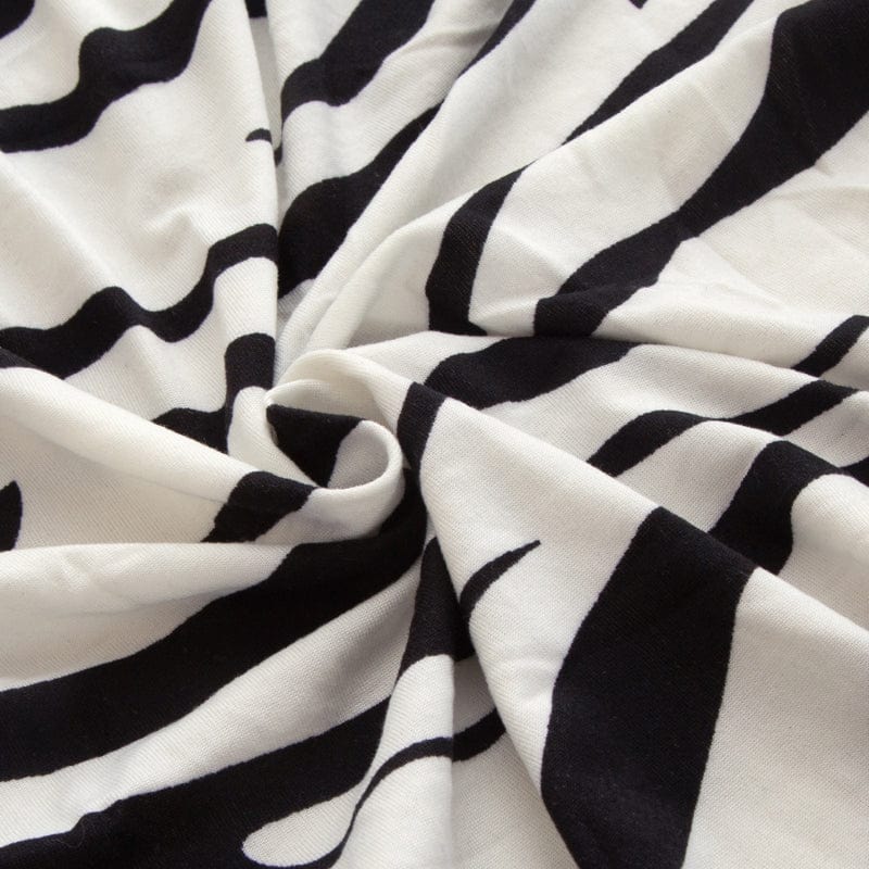 Housse de coussin de canapé extensible, Blanc zébrures noires, posée sur les coussins d'assise et de dossier d'un canapé — vue 4