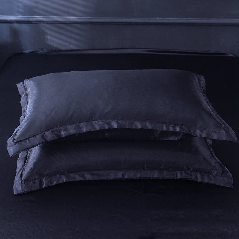 Parure de lit Noir type satin - Drap housse / Housse de couette / 2 taies d'oreiller La Maison des Housses