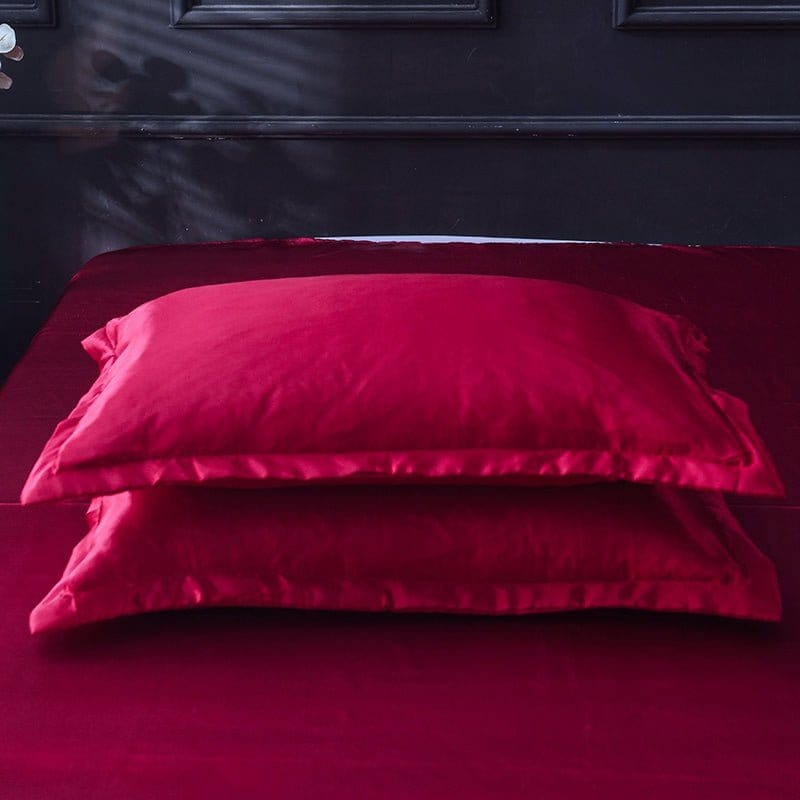 Parure de lit Rouge type satin - Drap housse / Housse de couette / 2 taies d'oreiller La Maison des Housses